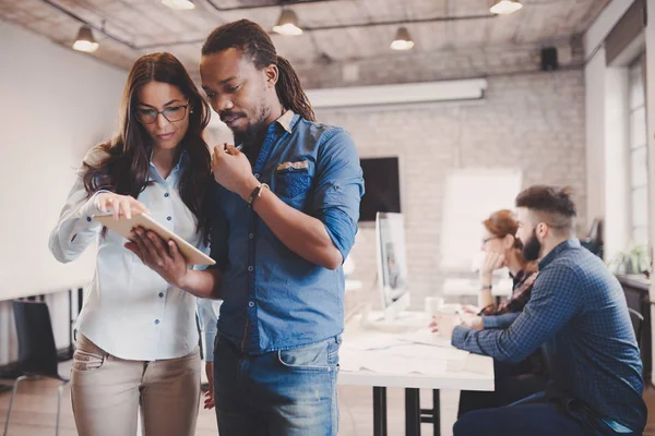 Empleados Empresa Que Trabajan Desarrollo Software Oficina Diseño —  Fotos de Stock