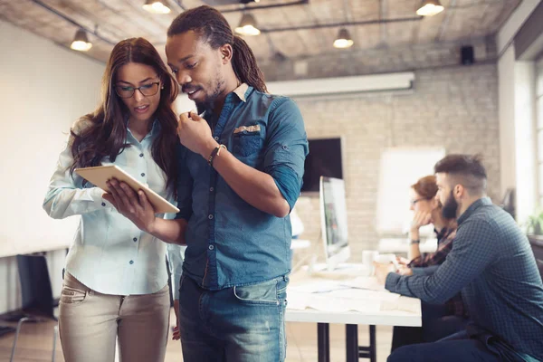 İşyerinde konuşmayı ve fikir paylaşımı arkadaşları coworking