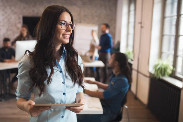 Hermoso Retrato Mujer Negocios Tableta Celebración Oficina Moderna Empresa — Foto de Stock