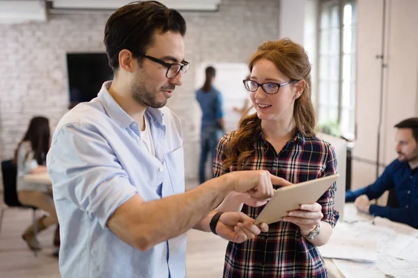 Collaborateurs Entreprise Travaillant Bureau Partageant Nouvelles Idées — Photo