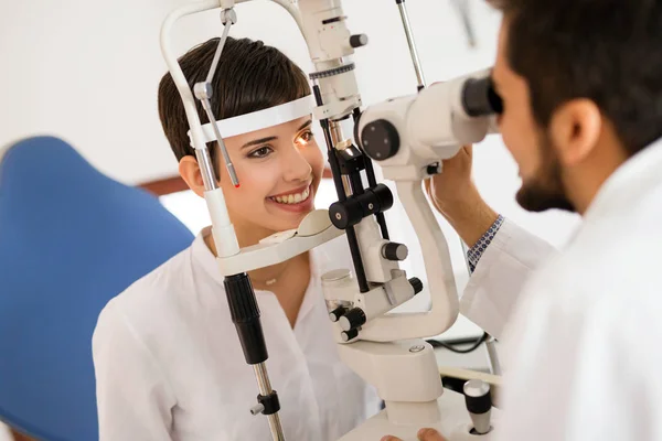 Optometrista Revisando Vista Del Paciente Sugiriendo Tratamientos Corrección Visión Imagen de stock