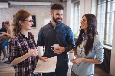 Modern ofisinde çalışan kurumsal teamworking arkadaşları