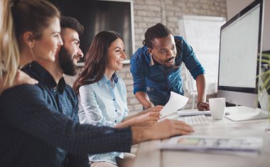 Modern ofisinde çalışan kurumsal teamworking arkadaşları