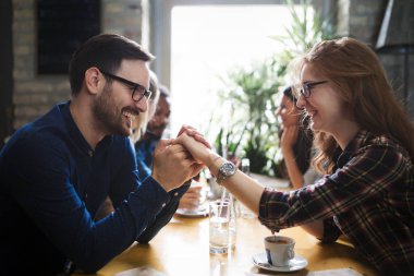 Grup genç iş restoranda sosyalleşme