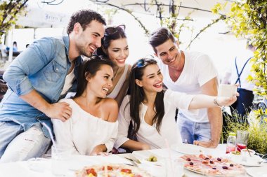  bir selfie bir restoranda alan insanlar 