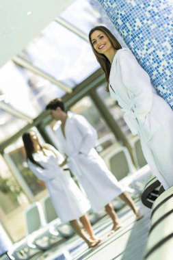 Arkadaşlar içinde bornoz giymiş