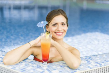  Kadın bir kokteyl ile bir havuzda