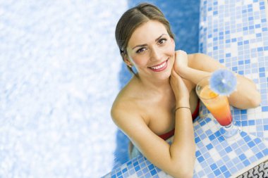  Kadın bir kokteyl ile bir havuzda