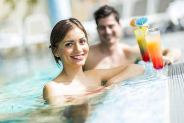 Bir kokteyl içme Çift 