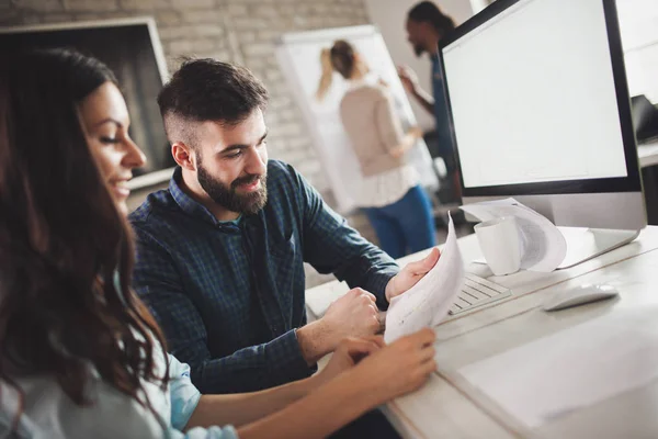 Felices Compañeros Trabajo Creativos Trabajando Oficina Diseño —  Fotos de Stock