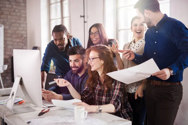 Selskapets Medarbeidere Diskuterer Ideer Brainstorming Embetet – stockfoto