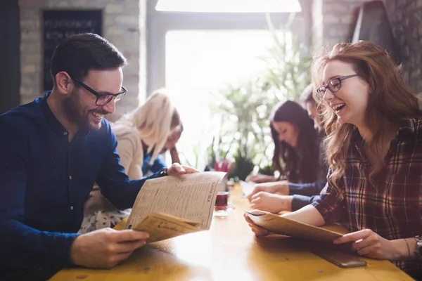 Groupe de jeunes collègues socialisant dans le restaurant — Photo