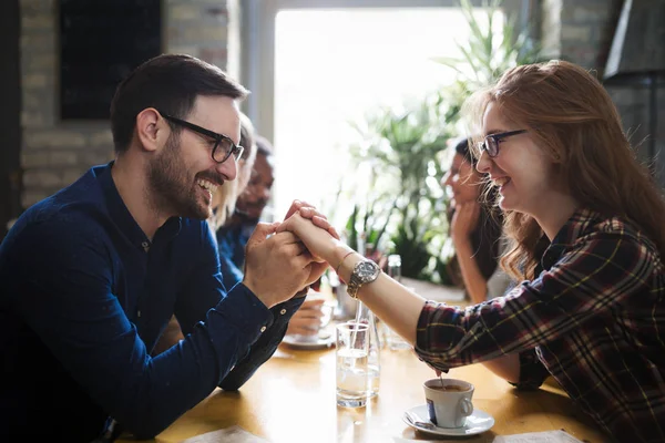 Grup genç iş restoranda sosyalleşme