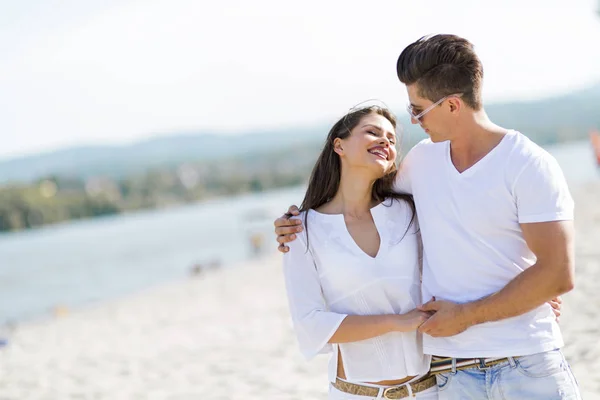 Coppia romantica che si tiene per mano — Foto Stock