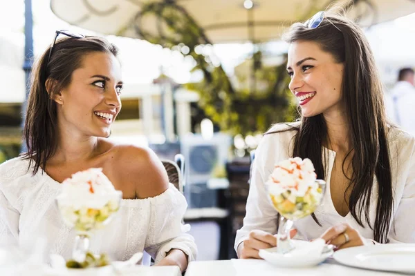 Femmes souriantes et ayant une salade de fruits — Photo