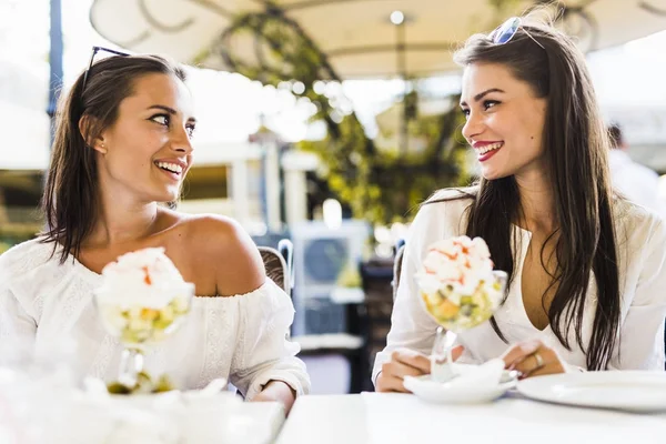 Két gyönyörű fiatal nő mosolyogva, és birtoklás egy gyümölcsöt, salátát a — Stock Fotó