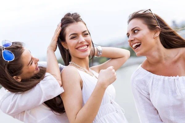 Веселые женщины веселятся на открытом воздухе — стоковое фото