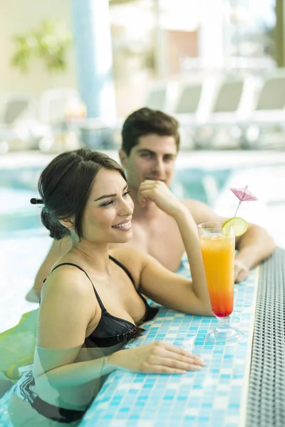 Couple drinking a cocktails — Stock Photo, Image