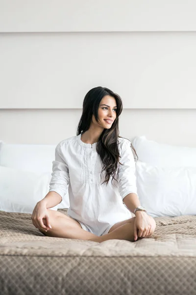Linda Morena Assento Alfaiate Camisa Branca Posando Uma Cama Relaxante — Fotografia de Stock
