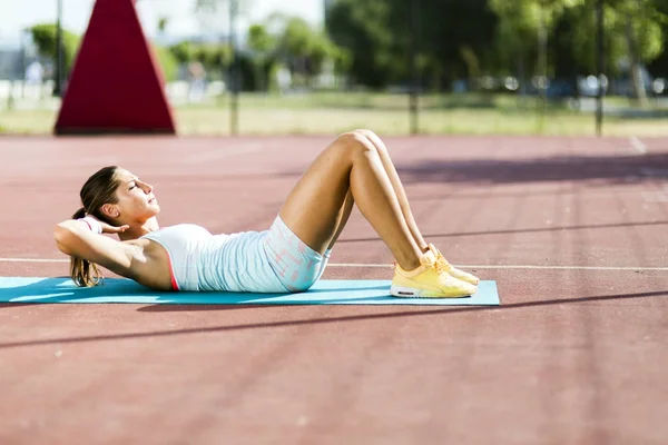 야외에서 운동 하는 젊은 아름 다운 여자 — 스톡 사진