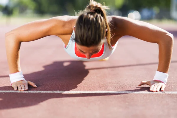 Joven hermosa mujer haciendo flexiones — Foto de Stock