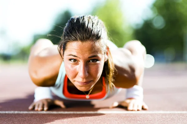 şınav genç güzel kadın