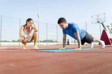  kişisel antrenör şınav sayma