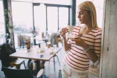  Kahve içen güzel kadın.