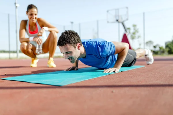 Entrenador personal contando flexiones —  Fotos de Stock