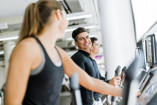 Hombre Guapo Hermosa Mujer Joven Usando Paso Gimnasio Tener Una — Foto de Stock