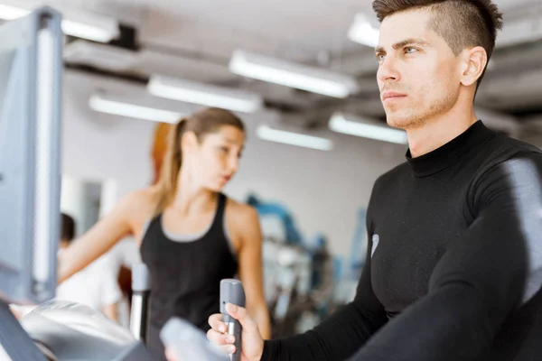 Młode Zdrowe Grono Osób Pracujących Eliptyczne Trener Centrum Fitness — Zdjęcie stockowe