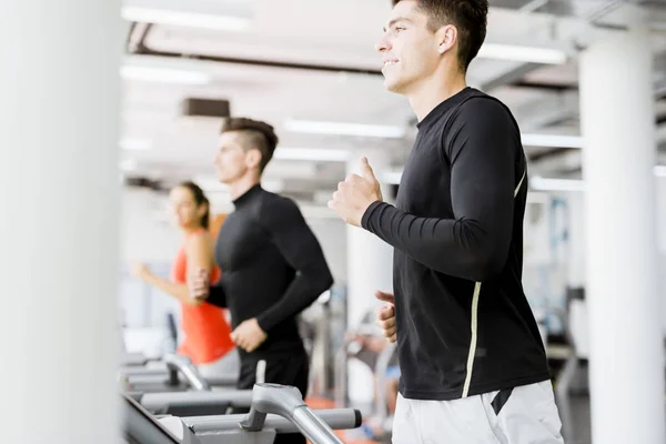 Gruppo Giovani Che Corrono Sui Tapis Roulant Centro Fitness — Foto Stock