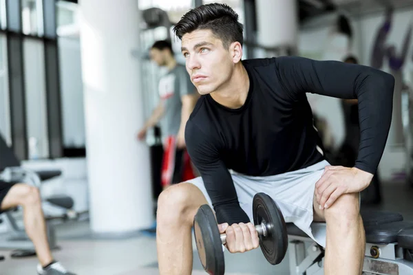 Hombre joven entrenando en un gimnasio —  Fotos de Stock