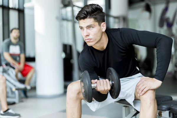 Giovane formazione in palestra — Foto Stock