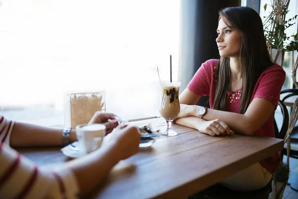 Όμορφη Γυναίκα Μιλώντας Φίλο Στο Εστιατόριο Πίνοντας Τον Καφέ — Φωτογραφία Αρχείου