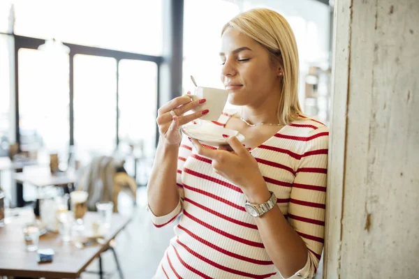 Hermosa mujer bebiendo café —  Fotos de Stock