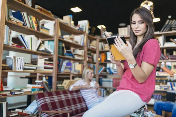 Intellektuelle Niedliche Studenten Lesen Bücher Der Bibliothek — Stockfoto