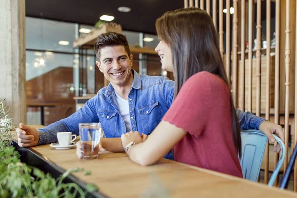 Heureux jeune couple au restaurant — Photo