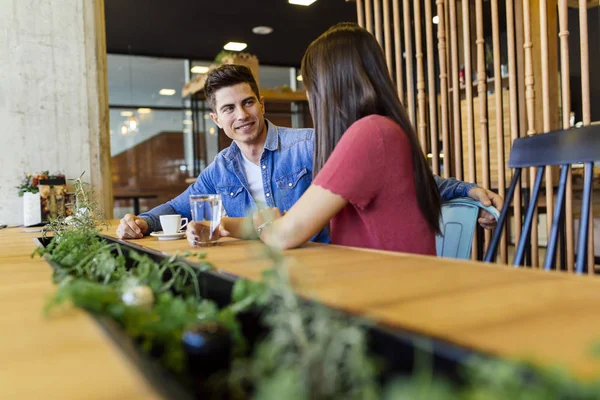 Lokantadaki mutlu genç çift