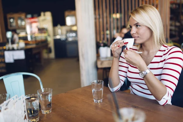 Hermosa Mujer Bebiendo Café Café Madera — Foto de Stock