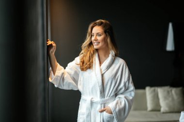 Güzel göz alıcı kadın bornoz