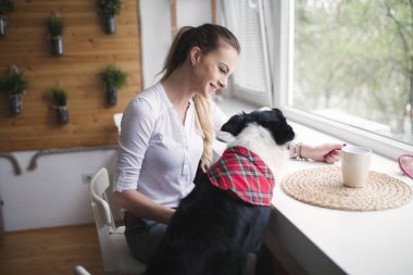 Güzel bir kadınla mutlu köpeği