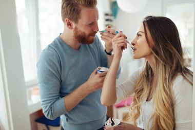 Çift eğleniyor ve dondurma yemek