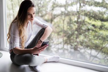 Cep telefonu kullanan kadın 