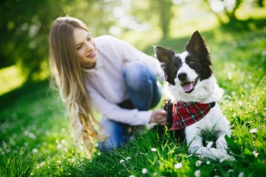 Güzel kadın yürüyen köpek