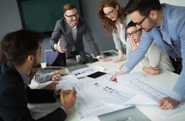 İş yerinde çalışan iş adamları