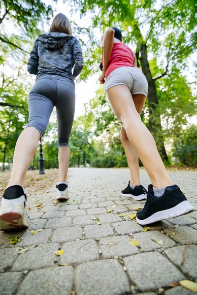 İki güzel kadın parkta koşu — Stok fotoğraf