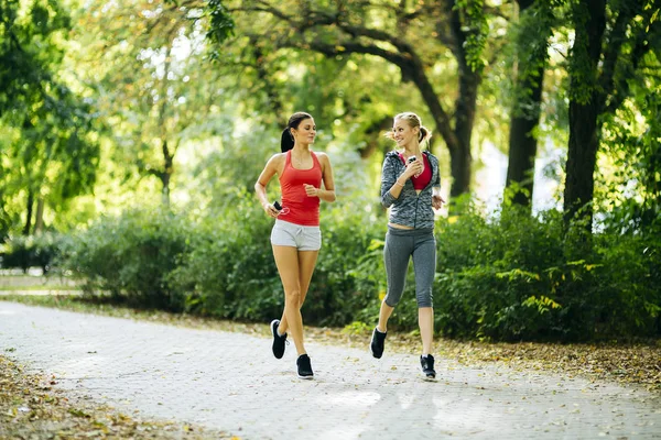 Mulheres atléticas correndo na natureza — Fotografia de Stock