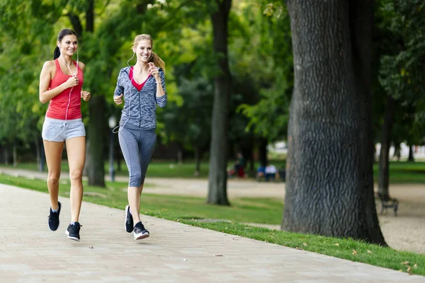 Dos mujeres corriendo en el parque —  Fotos de Stock