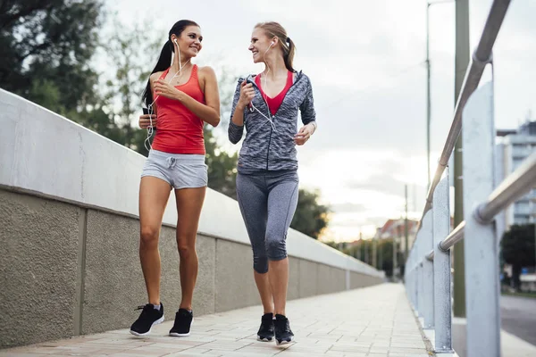 Vrouwen joggen in stad in de schemering — Stockfoto